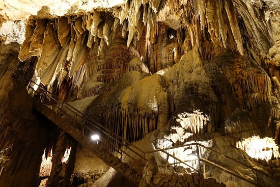 CUEVA DE VALPORQUERO  Y  LEÓN 